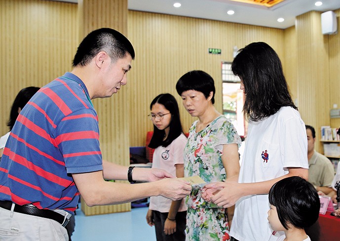 8月26日下午，我集團在橋頭鎮(zhèn)第三小學舉行了2019年助學金發(fā)放儀式，21名橋頭籍貧困家庭大學生獲得資助。