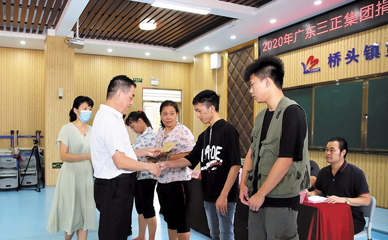 9月15日上午，我集團在橋頭鎮(zhèn)第三小學舉行了2020年助學金發(fā)放儀式，助理總裁朱保當代表我集團向23名橋頭籍困難家庭大學生發(fā)放了17.8萬元助學金。這是我集團連續(xù)第12年資助橋頭籍困難家庭大學生完成大