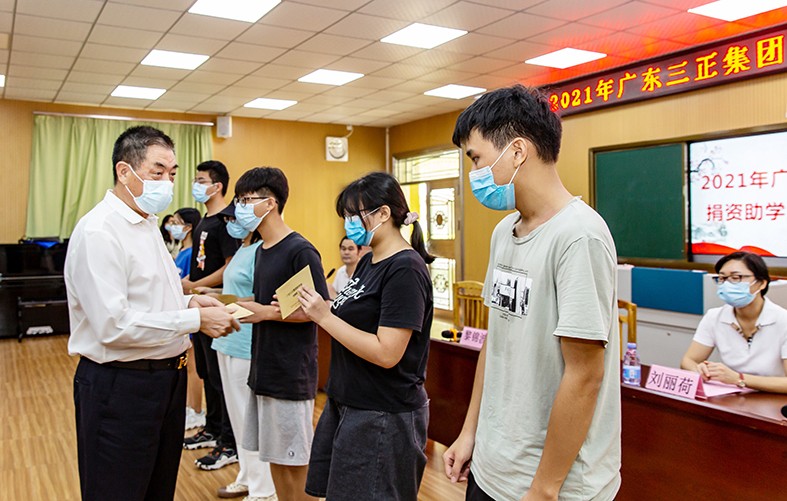 8月27日上午，我集團在橋頭鎮(zhèn)第二小學舉行了2021年助學金發(fā)放儀式，向23名橋頭籍困難家庭大學生發(fā)放助學金17.56萬元。這是我集團連續(xù)第13年資助橋頭籍困難家庭大學生完成大學學業(yè)。橋頭鎮(zhèn)三級調(diào)研員