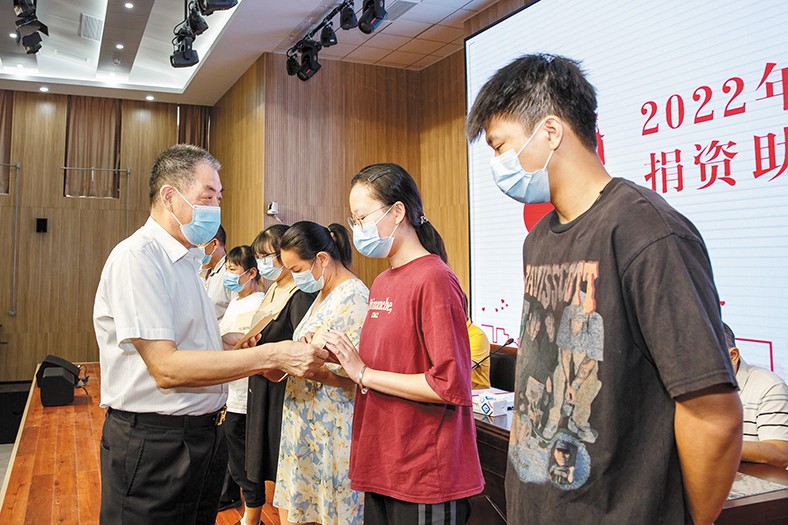 8月29日，我集團在橋頭鎮(zhèn)中心小學舉行了2022年捐資助學金發(fā)放儀式，向22名橋頭籍困難家庭在讀大學生發(fā)放助學金16.88萬元。