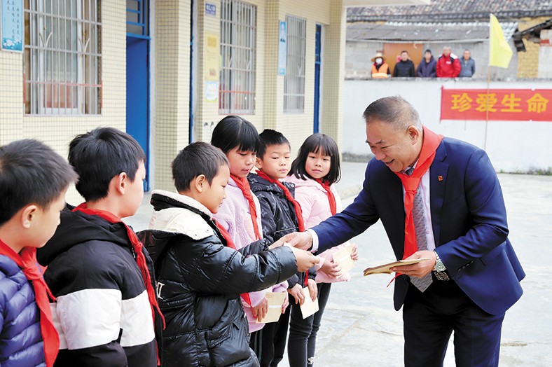 12月25日至26日，我集團向捐建學校師生頒發(fā)“三正獎教助學金”合計23.98萬元。并向三正合水小學捐贈了價值7.5萬的多媒體教學設備，向揭陽鳳湖小學碧潭三正分校一名病重學生捐贈1萬元助其度過難關。