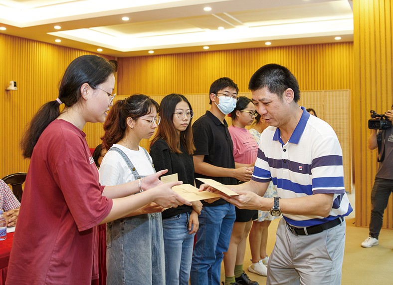 8月29日上午，“2023年廣東三正集團捐資助學金發(fā)放儀式”在橋頭鎮(zhèn)第四小學舉行，為25名橋頭籍困難家庭在讀大學生發(fā)放助學金19.04萬元。