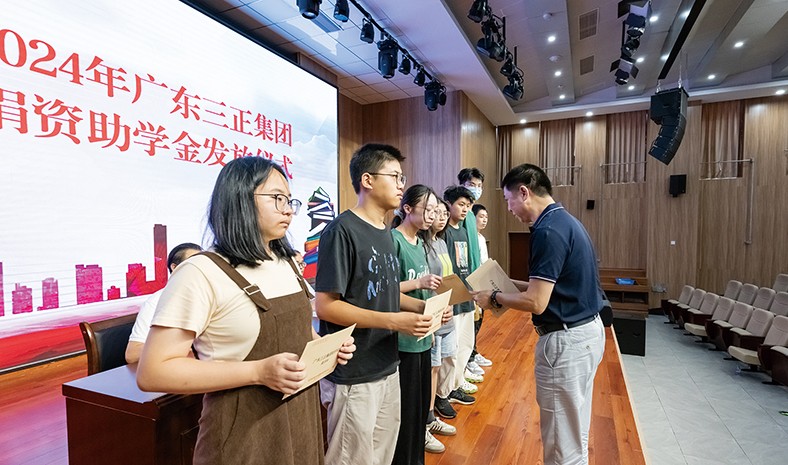 8月27日上午，我集團2024年捐資助學金發(fā)放儀式在橋頭鎮(zhèn)中心小學舉行，董事長助理莫永康代表我集團向21名受助學生發(fā)放了助學金。