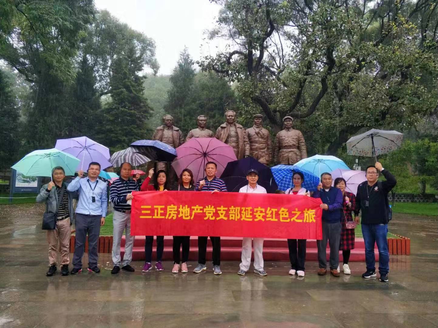 在棗園革命舊址五大書記銅像前合影留念。.jpg